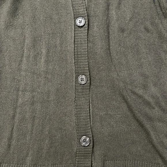 NWTG Lilac Bloom Buttoned women's long sleeve sweater, Size M - Picture 4 of 9